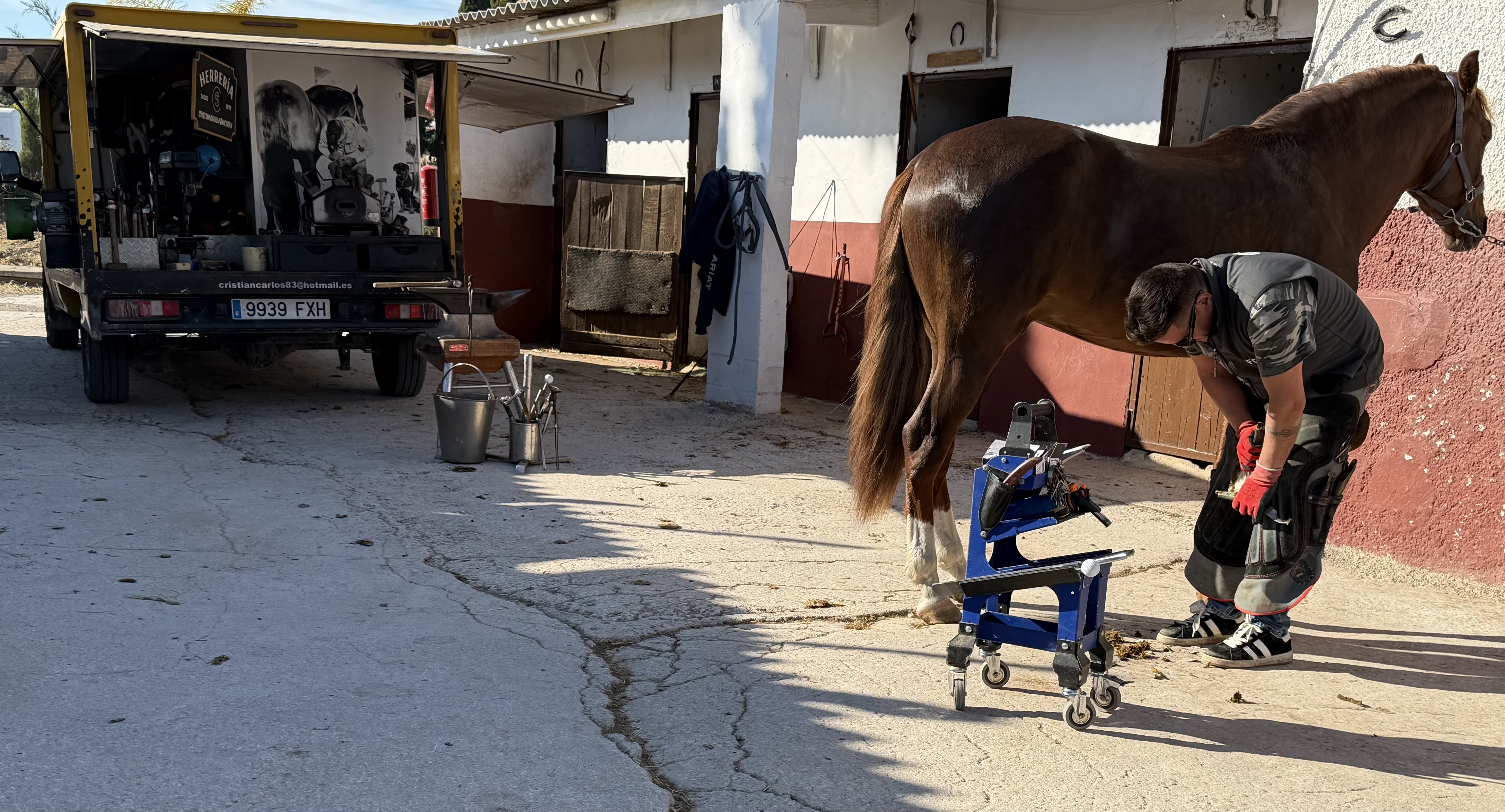 Herrador cuidando los cascos de un caballo