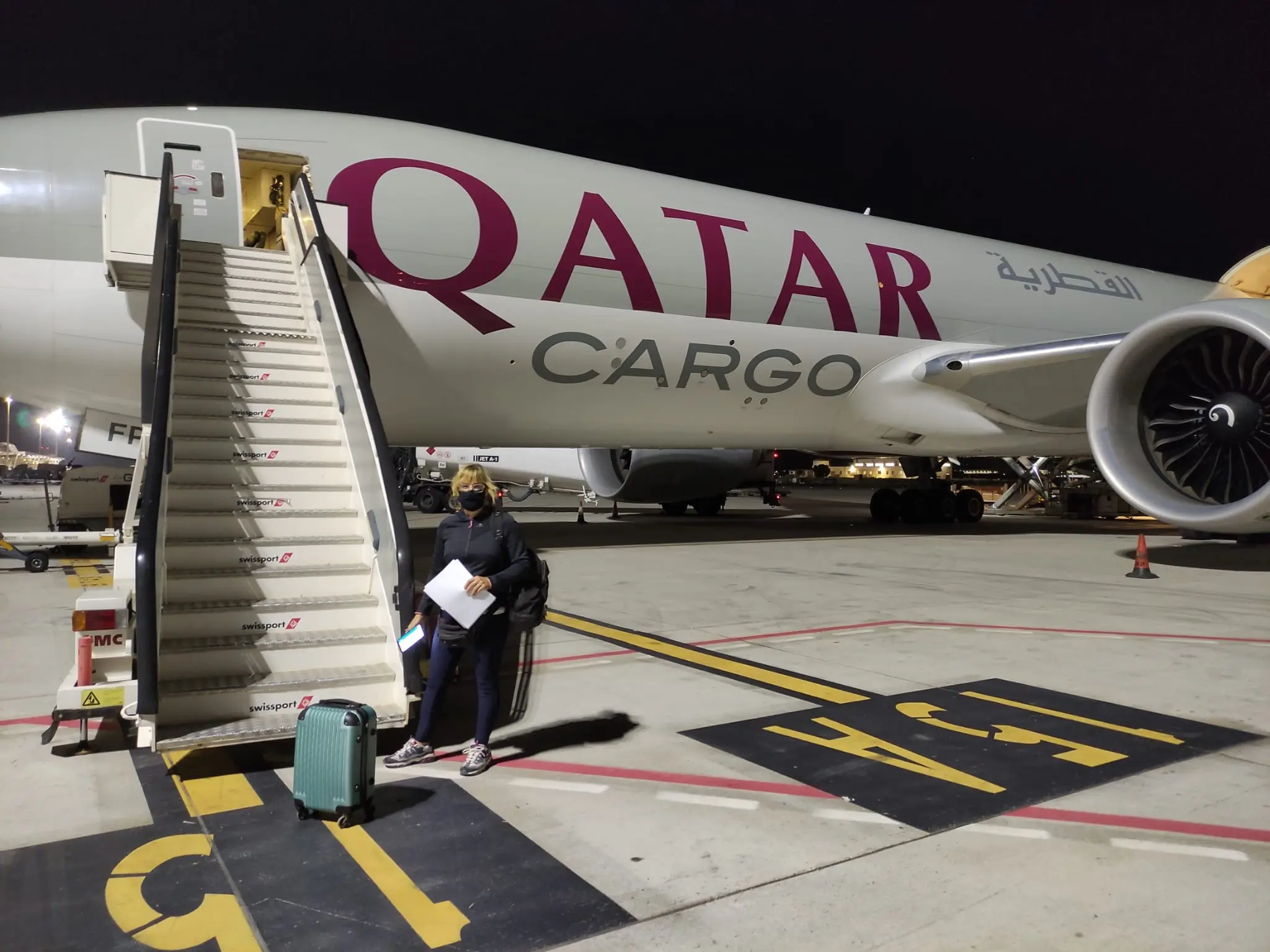 Equipo Equus Export junto a avión Qatar Cargo
